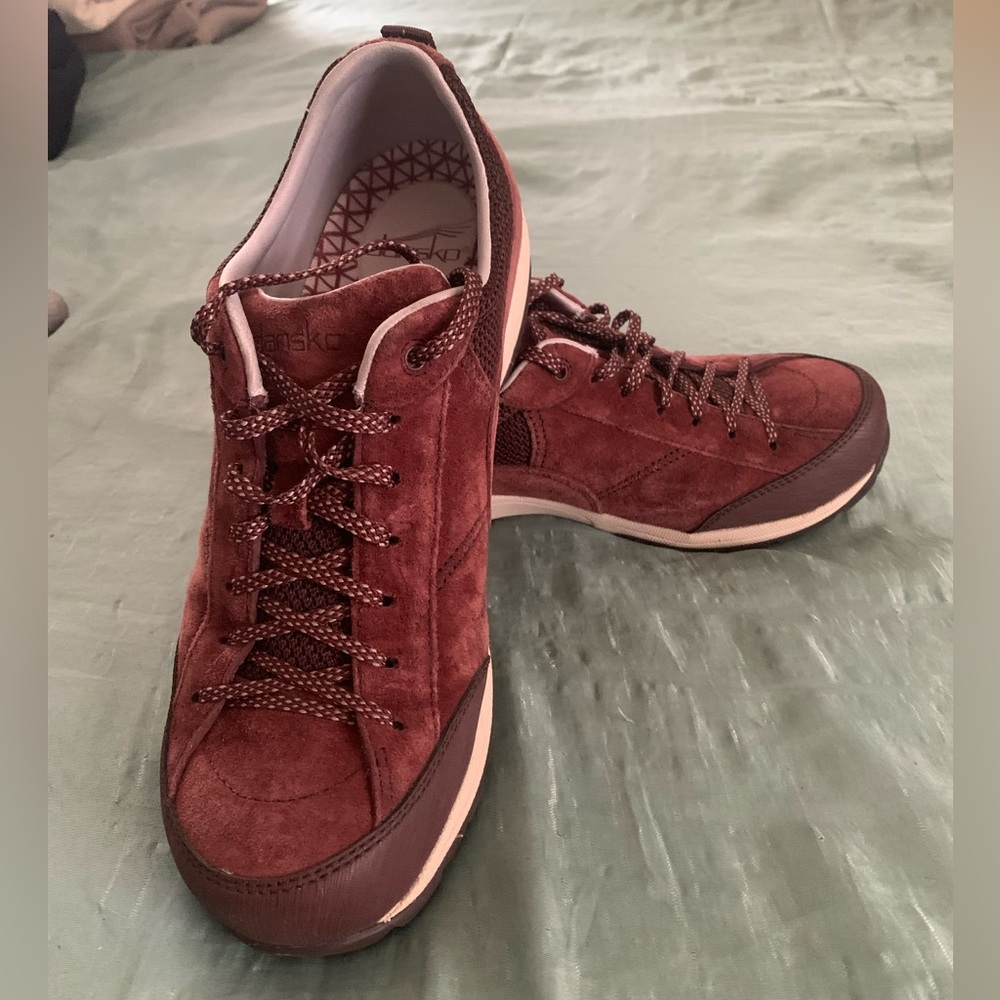 Dansko Sz 40 Paisley Sneaker in Wine/Maroon